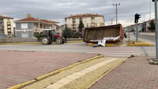 Seyir halindeki traktörden ayrılan römork refüje devrildi