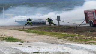 Seyir halindeyken yanan otomobil kullanılamaz hale geldi