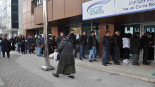 SGK önündeki EYT kuyrukları devam ediyor