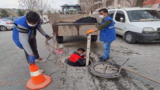 Siirt belediyesi SİSKİ ekiplerince mazgal ve rögarlar temizleniyor