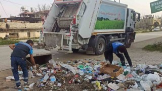 Siirt Belediyesi temizlik ekibi Hatayda çöpleri topluyor