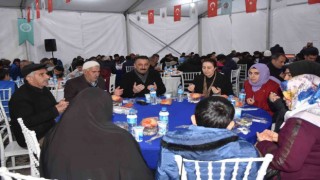 Siirt Valisi Hacıbektaşoğlu, afetzede ailelerle iftar programında buluştu