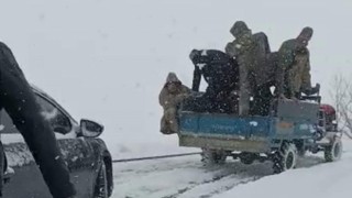 Siirtte karda mahsur kalan araç patpat yardımıyla çıkartıldı
