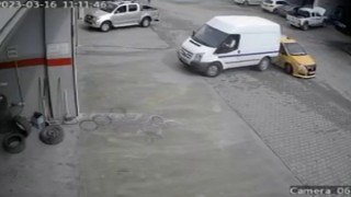 Siirtte minibüs ile otomobilin çarpıştığı kaza güvenlik kamerasına yansıdı