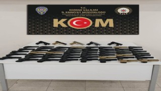 Silah kaçakçısı Bulgar çift Türk polisine takıldı: Otomobillerinde 59 tabanca yakalandı