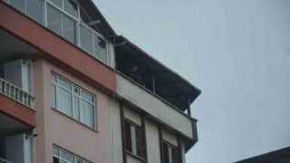 Silahıyla 2 kişiyi yaralayan şahıs çıktığı çatıda vatandaşlara korkulu anlar yaşattı