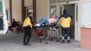 Silahla vuruldu, yaralı vaziyette aracını kullanarak karakola sığındı