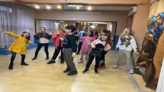 Sinopta depremzede çocuklardan depremin izleri silinmeye çalışılıyor