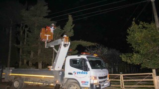 Sinopta fırtına elektrik telini kopardı