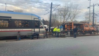 Sirkecide tramvay raydan çıktı, yolcular büyük panik yaşadı