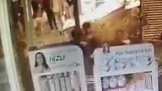 Şişlide iki arkadaşın yumruk ve bıçaklı kavgası kamerada