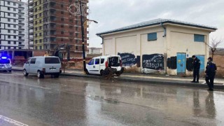 Sivasta hafif ticari araç ağaca, ardından direğe çarptı: 1i ağır 4 yaralı