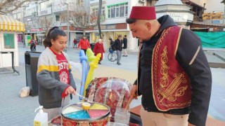Sokak sokak gezip Osmanlı macunu satıyor