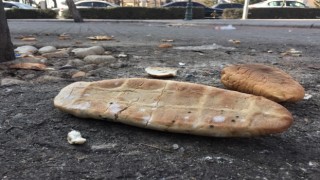 Sokaklardaki ekmek parçaları