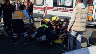 Sökede motosiklet ve otomobil çarpıştı: 2 yaralı