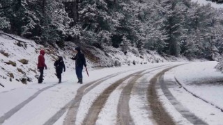 Spil Dağına mart ayında lapa lapa kar yağdı
