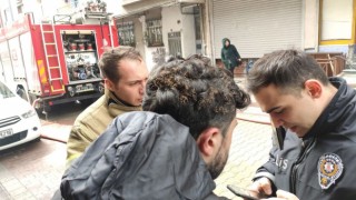 Sultangazide çıkan yangında mahsur kalan 1i çocuk 3 kişi itfaiye ekipleri tarafından kurtarıldı