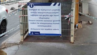Sultangazide damperi açılan hafriyat kamyonu üst geçide böyle çarptı