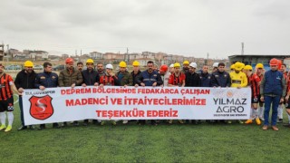 Suluovasporlu futbolcular maça madenci bareti ve pankartla çıktı