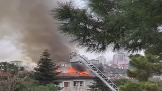 Tadilat halindeki villanın çatısı alev alev yandı