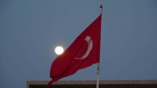 Taksim Meydanında Ay kartpostallık görüntüler oluşturdu