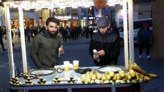 Taksim ve İstiklal esnafı Ramazanın ilk iftarını meydanda yaptı