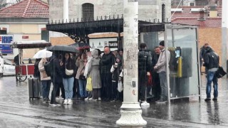 Taksimde aniden başlayan yağmura vatandaşlar hazırlıksız yakalandı