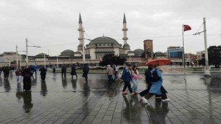 Taksimde kuvvetli rüzgar ile yağış vatandaşlara zor anlar yaşattı