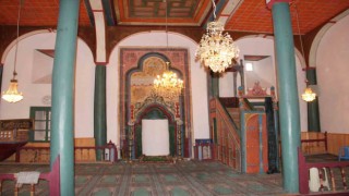 Tarihi Bektaşbey Camii ahşap sütunları ve süslemeleri ile ilgi çekiyor