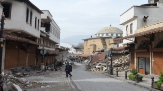 Tarihi Demirciler Çarşısı da depremde ağır hasar aldı