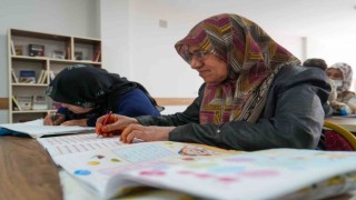 Tarsusta okuma-yazma kursları sürüyor