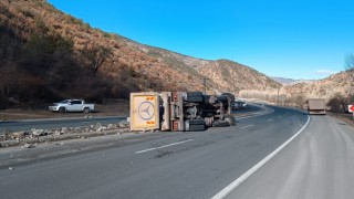 Taş yüklü kamyon devrildi, yol ulaşıma kapandı