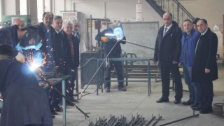 Tavşanlıda öğretmen ve öğrenciler deprem bölgesine çadır üretiyor