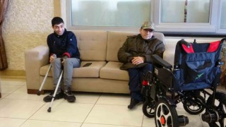 Tekerlekli sandalyeleri enkaz altında kalan özel kardeşlerin en özel mutluluğu