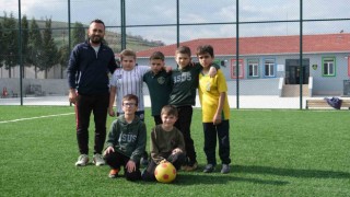 Tekkeköyde öğrencilere futbol eğitimi