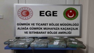 Teknenin karinasına gizlenen 22 kilo kokaini dalgıçlar çıkardı