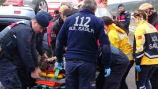 TEMde otomobil takla attı: Anne ve oğlu yaralandı