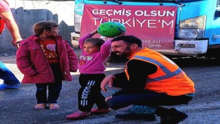 Temizlik çalışanları depremzede çocuklarla oyunlar oynayıp yüzlerini güldürdü