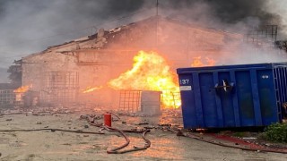 Temizlik malzemesi deposunda çıkan yangına müdahale sürüyor