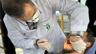 Tepebaşı Belediyesinin gönderdiği Mobil Diş Kliniği aracı, depremzedelere hizmet vermeye başladı