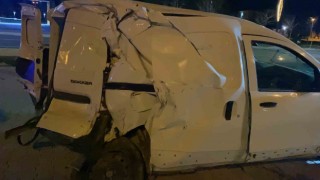 Ticari araç, midibüs ve otomobile çarptı: 3 yaralı