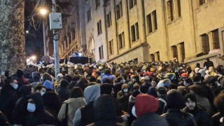 Tiflis'te parlamento binası önündeki protestoya güvenlik güçleri müdahale etti