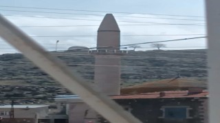 Tomarzada aşırı rüzgar cami şerefesini düşürdü