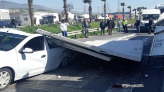 Trafik ışıklarında aracın üzerine duvar düştü