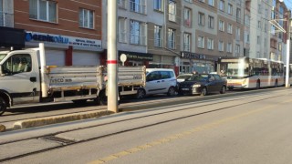 Tramvay yolunda meydana gelen trafik kazası şehir içi ulaşımda aksamaya neden oldu