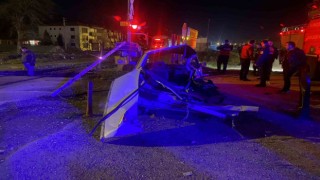 Tren hemzemin geçitte otomobili biçti: 2 yaralı
