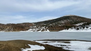 Tufanbeylide gölet buz tuttu