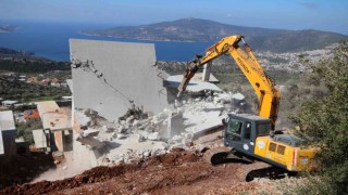 Turizm merkezi Kaşta kaçak yapılar yıkılıyor