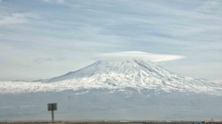 Türkiyenin çatısı Ağrı Dağı buluttan şapkasını taktı