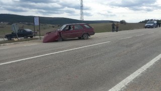 Üç aracın karıştığı kazada takla atan otomobil tarlaya uçtu: 3 yaralı